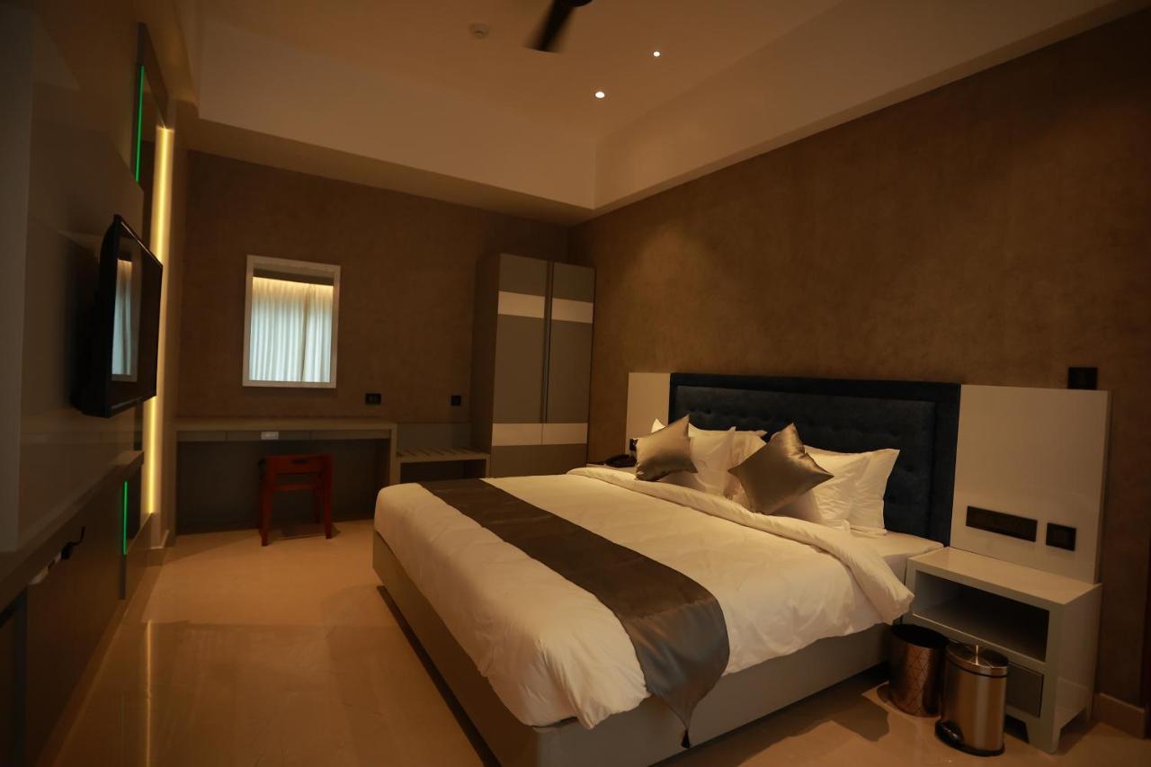 The Gold Hotel Palakkad Esterno foto